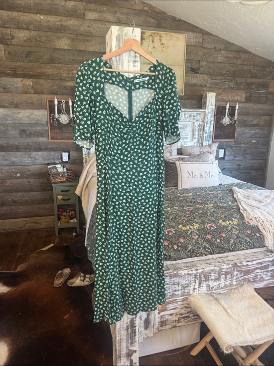 Reformation Dresses & Skirts - Reformation Green Floral Midi Dress with Puff Sleeves
